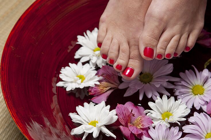 Therapeutic bath for toenail fungus at home